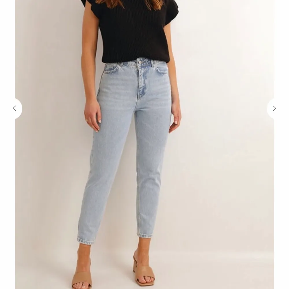 Vita chiquelle jeans i strl 36. Endast använt ett par gånger🤍 samma modell som modellen fast vita. Säljer för 100kr+frakt. Passar mig fint i längden o jag är 160. Jeans & Byxor.
