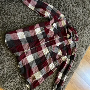 BLWR skjorta  - Säljer denna Blwr skjorta i storleken S men passar även Xs också. Orginalpriset är 300 men jag säljer den för 110. Har använt den 1 - 2 gånger och den har inga sakdor. Skriv i chatten om du ör intresserad. 