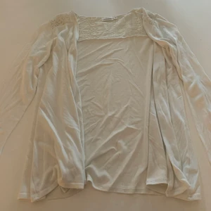 Koftor med spets - En vit kofta med lite spets och en annan kofta med grått på sidorna & ärmarna men spets på ryggen. Båda är i fint skick och köparen står för frakten. 