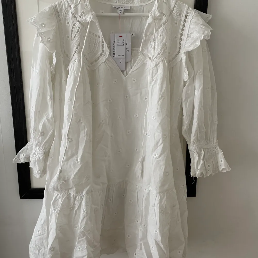 Otroligt romantisk boho klänning från ASOS i strl 36🥰 Köpte denna i syfte för midsommar men den var tyvärr för stor.. helt underbar klänning som är oanvänd och i ett helt nytt skick. 750kr nypris jag säljer för 500kr + frakt. Klänningar.