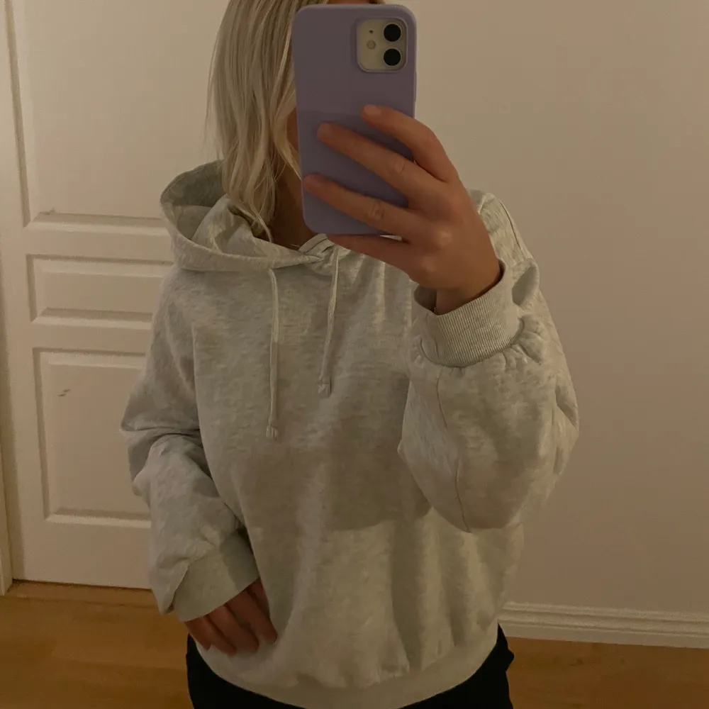 Säljer min super mysiga hoodie från H&M. Storlek xs men skulle säga att den är mer oversize! . Tröjor & Koftor.