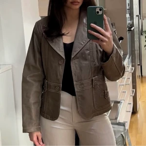 Vintage skinn jacka - Säljer denna jättefina vintage skinnjacka i en taupe färg. Stl L <3