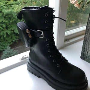 ASOS BOOTS  - ett par asos boots fr Truffle Collection helt oanvända pga fel storlek. står 38 men dom är lätt 39. den lilla väskan går att ta bort enkelt! 