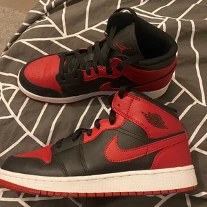 Jordan 1 - Hej! Jag säljer dessa Jordan 1 då jag aldrig använder dem längre. De är använda några få gånger och är super bekväma! 