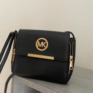 Fake Calvin clein handväska 🧡 - Fake Calvin clein handväska som endast är använd vid få tillfällen 🧡 (Köpare står för frakt) 🧡