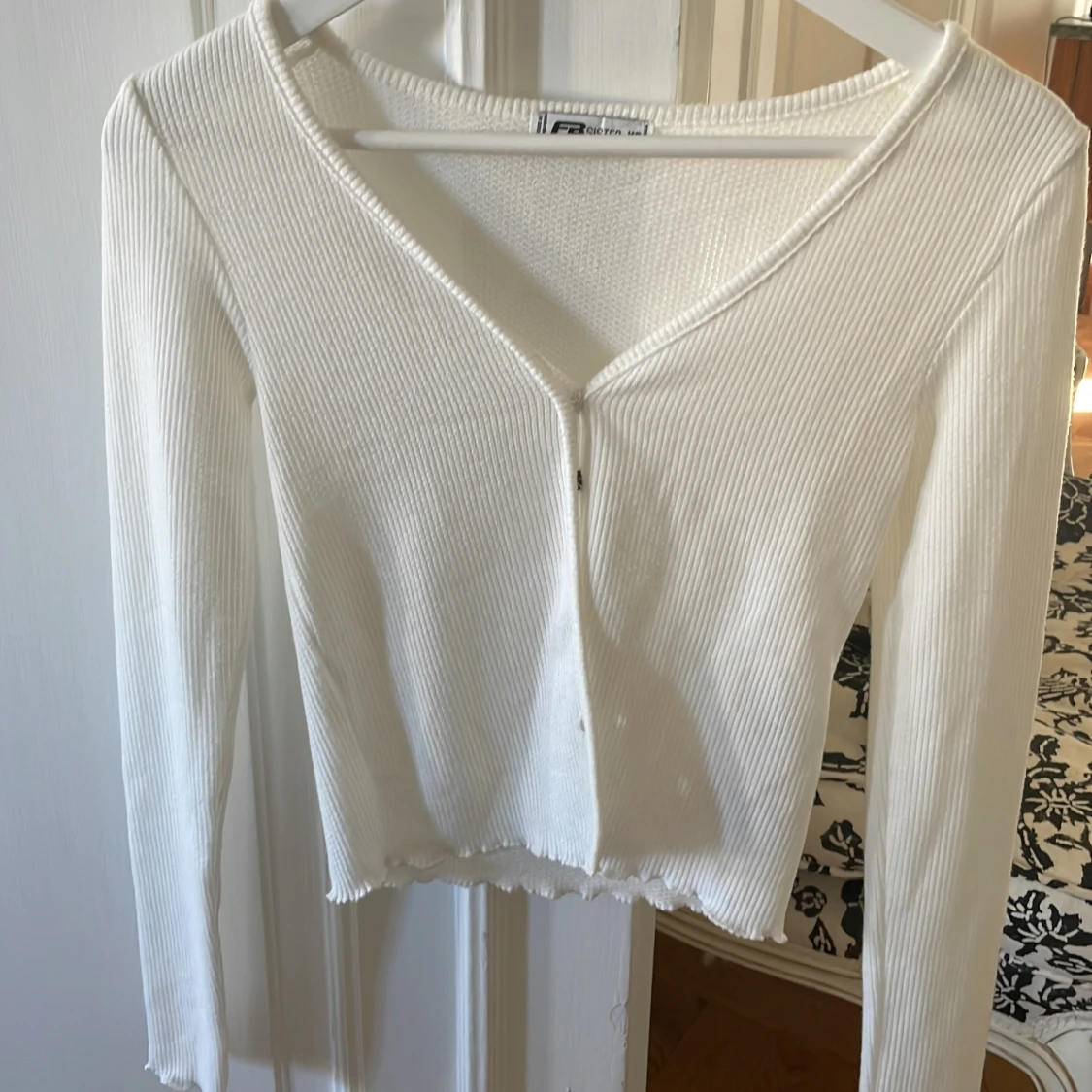 Vit kofta med bruna knappar från New yourker ❤️