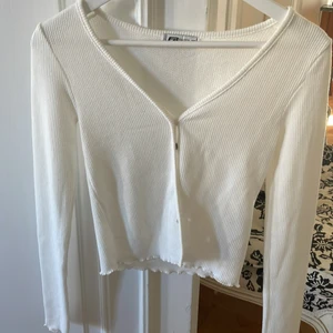Vit kofta med bruna knappar från New yourker ❤️ - Inte använt plagget någon gång så är i väldigt bra skick! ❤️ storlek xs 