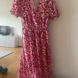 Klänning  - Super söt klänning från shein, aldrig använd. Storlek M 40kr + frakt 