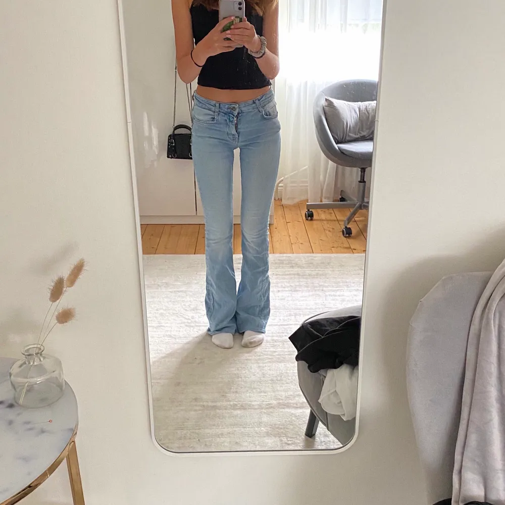 Jättefina bootcut lowrise jeans från zara! Är i stl. 34 och sitter bra på mig som är 165 (något långa) Tyvärr har jeansen två mindre hål på sig, men det är inget man lägger något större märke till💕. Jeans & Byxor.