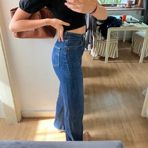 Levis jeans - Levis jeans som börjar bli för tighta på mig som är l/38. Skulle passa perfekt på en 36:a. De är långa och vida i modellen. Nypris 1199kr. Snygg guld söm som detalj 