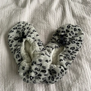 Tofflor - Super söta tofflor, rätt använda men därav priset❤️köparen står för frakt