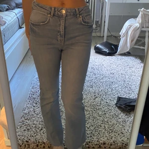 Gina jeans - Jeans från Gina tricot, storlek 36. Säljer för att de är för korta. Skriv för mått och pris kan diskuteras:) 