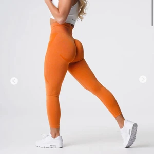 NVGTN Contour Tights - Dessa Burnt Orange Contour Seamless Leggings är endast använda EN gång. Lappen är kvar. Nypris 609:-, säljer för 450:- Köp och slipp tullen 😅 hör av dig vid intresse!!