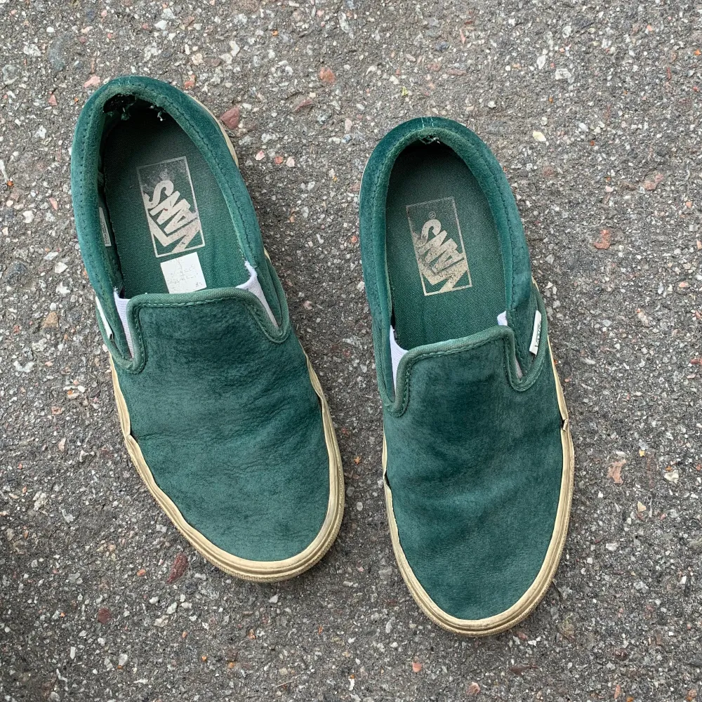 Ett par gröna mockaskor från Vans. Storlek 36,5. Ganska använda ( se andra bilden) men fortfarande riktigt bra sko! . Skor.