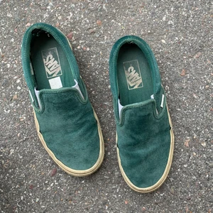 Vans slip-ons - Ett par gröna mockaskor från Vans. Storlek 36,5. Ganska använda ( se andra bilden) men fortfarande riktigt bra sko! 
