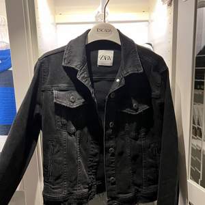 Svart jeansjacka från zara. Sparsamt använd. Nypris:399kr. Kan skicka fler bilder om det önskas! Kan även båda mötas upp och posta! 