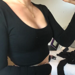 Svart tröja - Svart urringad tröja i storlek xs. Jättefin och bra kvalite