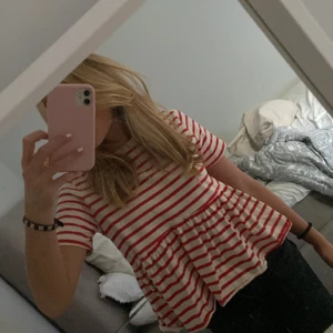 Zara topp - Säljer min väldigt fina zara topp som är i väldigt bra skick, använt väldigt sparsamts🫶🏻 säljer den pgr av att den inte har kommit till användning och nu vill köpa andra saker💗  den är i storlek s (klicka it på köp nu) kontakta mig ist🥰