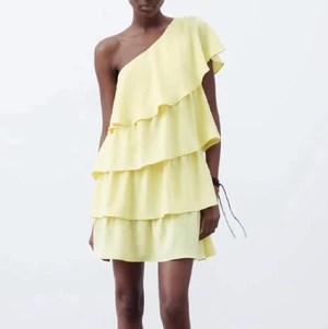 Zara klänning  - Säljer denna jötte populära helt oanvända klänning då jag inte använt den ! Säljer endast för bra bud !💘