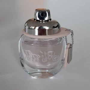 Coach eau de toilette - Parfym för kvinnor. Toppnoter är Päron, Rosa Grapefrukt och Mandarin; medelnoter är Vit Ros, Bulgarisk Ros och Jasmin Sambac; basnoter är mysk, sandelträ, vitt cederextrakt och ekmossa.