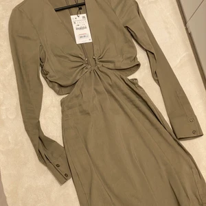 Grön klänning med cut out - Aldrig använd. Grön klänning med cut out i midjan! 