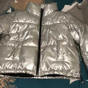 Silver jacka - Jag fick denna jacka av min mamma då den inte passar så jag säljer den