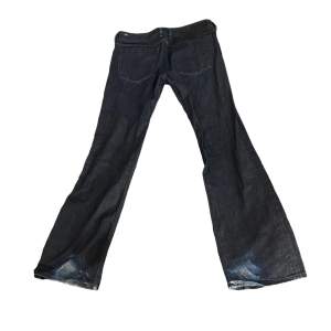 lågmidjade jeans från diesel, säljer då jag nt gillar hur de sitter💔💔 midjemått: 44cm ish tvärs över, innerbensmått: 86cm