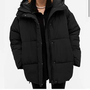 Säljer puffer jacket från monki , använd 1 vinter och ser ut som ny. Super varm , stor och gosig ! Nypris : ca 750!