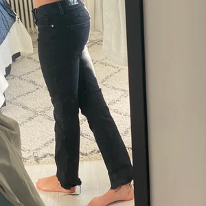 Svarta lågmidjade jeans  - Säljer mina supersnygga lågmidjade jeans från vero moda pågrund av att dom e försmå 