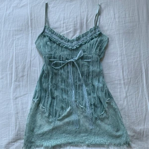 Turkost linne - Finaste turkosa linnet med spets från vila🤍 strl L men passar även mindre då man kan justera med ett band under brösten (Frakt kostar 42)