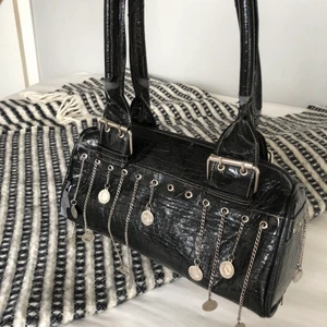 Svart väska - Svart väska, man kan dra på kedjorna då åker dem in eller ut typ? kollar frakt om du är intresserad, KÖP EJ NU!