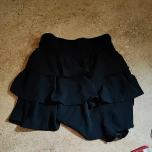 Volangkjol - Svart volangkjol