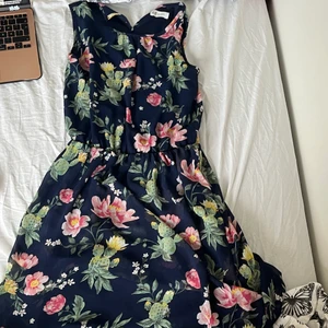 Bloomig Mörkblå Klänning - Jätte skönt material!! Skickat är väldigt bra 🩰 Står 170 (14+) men passar mig som är S/M <3 