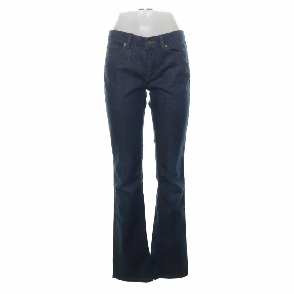 Så coola dolce and gabbana vintage low waist flare jeans!! Aldrig använda och så snygga till hösten och vintern. Perfekt längd på mig som e 170 . Jeans & Byxor.