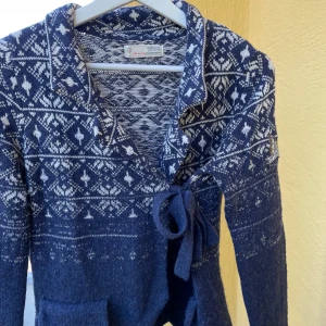 Odd Molly - Mörkblå kofta från Odd Molly med vita detaljer i storlek 1, motsvarade XS/S. Koftan är i fint skick. Nypris 1800 kr, mitt pris 150 kr eller högstbjudande.