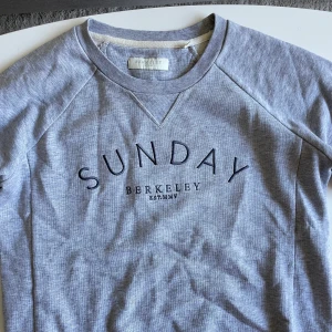 Collegetröja  - Collegetröja från Berkeley med tryck ”Sunday” i storlek XS. Pris 50 kr eller högstbjudande. Mycket fint skick.