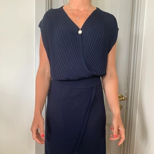 Dagmars Jubileumskollektion  - Magisk klänning, Dagmars Jubileumskollektion. Så fin till fest med en snygg sko och till vardags med sneakers. Perfekt skick! Jag har låtit en sömmerska sy en knapp i ringningen men går lätt att ta bort utan att det syns. Nypris:5500kr Buda från 1500kr 💫