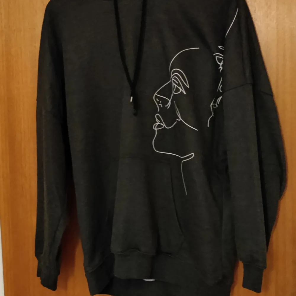 Säljer denna otroligt snygga hoodie som är mörkgrå. Kontakta för mer bilder. Hoodies.