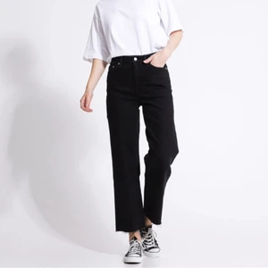 Lager 157 svarta Jeans  - Svarta jeans ”Lane” från Lager 157, köptes för 300kr knappt använda. Säljer pga att jag redan har ett par liknande 💗 priset kan diskuteras. Kan mötas upp men köparen står för frakt. Är lite osäker på om storleken är Xxs eller xs men ska kolla upp de 🙌