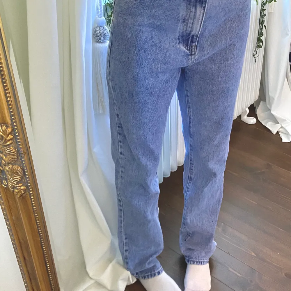 Blå straight jeans ifrån Missguided.  Prislapp kvar så aldrig använda!🤍 köpta för ungefär 400kr. Jeans & Byxor.