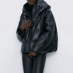 Jacka med skinneffekt- Zara - Säljer denna supersnygga jacka från Zara i storlek M. Sparsamt använd. Perfekt till höst och vinter om man vill ha en snygg jacka som håller värme 🫶🏼  Lånade bilder.  300+frakt, pris kan diskuteras 🤛🏼   