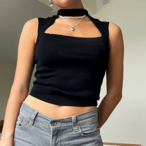 Topp - Topp från zara i storlek S. Har en ”repa” på framtidan men jag tycker inte att den syns så mycket och borde vara lätt att fixa (se bild 2) Priset är exklusive frakt 💓 möts i Uppsala 