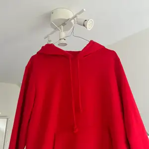 Röd basic hoodie från h&m!