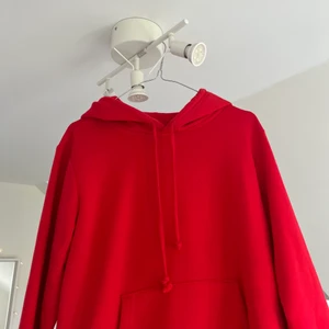 Röd hoodie - Röd basic hoodie från h&m!