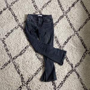 Ett par snygga svarta zara jeans från barnavdelningen. Dom är lågmidjade och har slits. Har själv försökt göra dom längre genom att ta upp kanten lägst ner eftersom dom är för korta. Andvänt dom 3 gånger. 