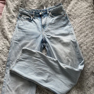 Weekday jeans - Säljer mina ljusblå weekday jeans i modellen "voyage" strl 25/30. Säljer pga dom har blivit för små, är 165cm på bilden. Skriv för fler bilder! 