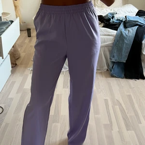 Byxor - Skitsnygga byxor som jag beställt från Nelly.com, helt oanvända så bra skick! Perfekta i längden på mig som är 160