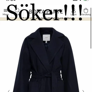 Söker en marinblå/mörkblå kappa - Söker en marinblå/mörkblå ullkappa som är lite längre. Skicka på det ni har! Alla storlekar kan vara av intresse!