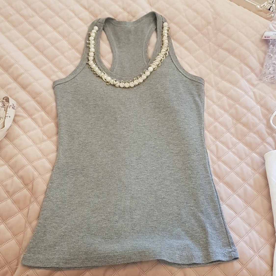 Grått linne med pärlor