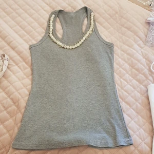 Grått linne med pärlor  - Grått linne med pärlor. Storlek: S